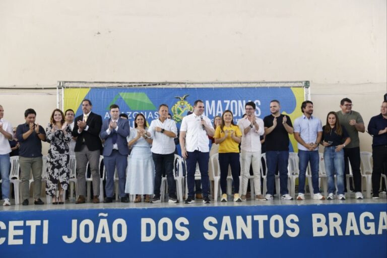 Roberto Cidade entrega 800 títulos definitivos na zona norte e fortalece a política de regularização fundiária no Amazonas