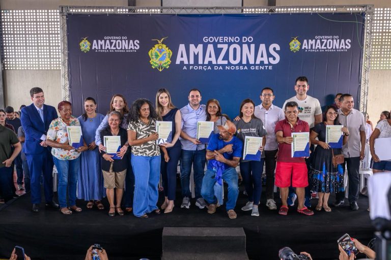 Roberto Cidade entrega mais de 400 títulos definitivos para moradores da zona norte de Manaus