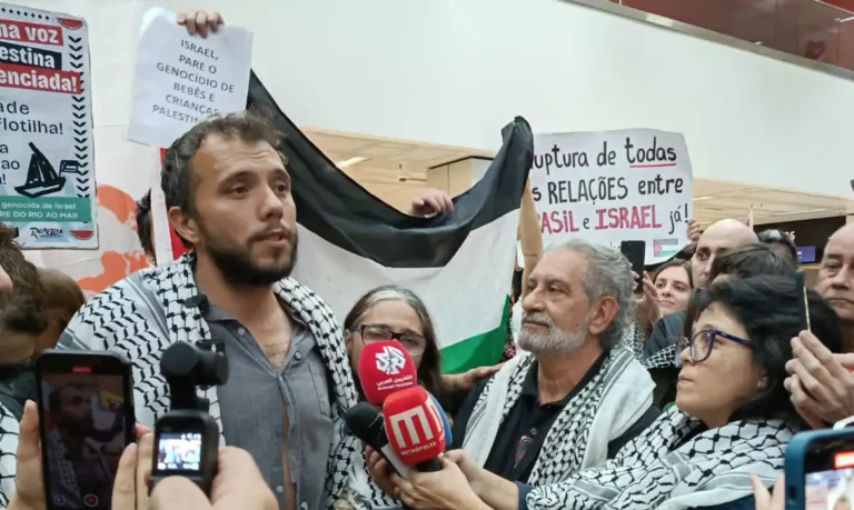Ativista Thiago Ávila volta ao país após prisão em Israel