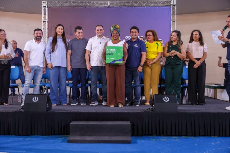 Na zona leste, Roberto Cidade entrega kits escolares e livros para alunos da Escola Estadual Professor Ernane Nascimento Simão